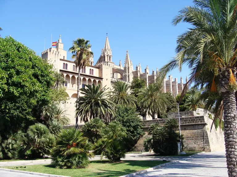 File:Cathedral La Sue of Palma de Mallorca and Royal Palace of La Almudaina, by Silar 2010 001.png