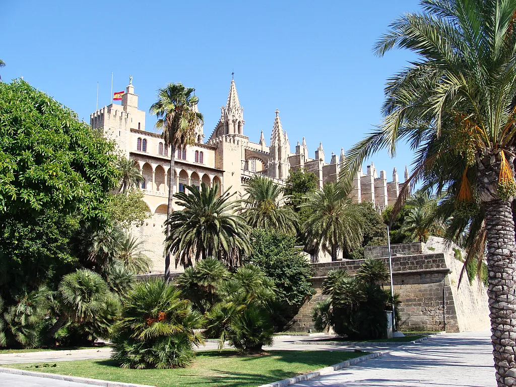 File:Cathedral La Sue of Palma de Mallorca and Royal Palace of La Almudaina, by Silar 2010 001.png